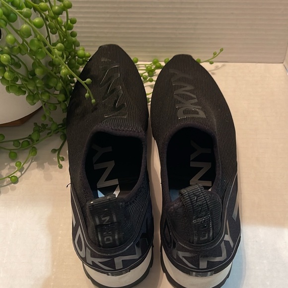 DKNY NEW LADIES SLIP ON TENNIS SHOES - Picture 7 of 8